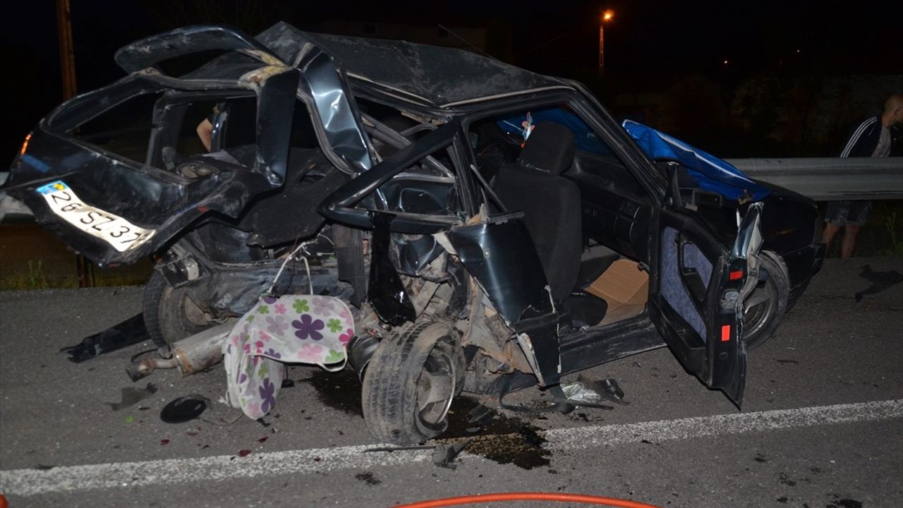 Kütahya'da Minibüs ve Otomobilin Çarpıştığı Kazada Bir Kişi Hayatını Kaybetti, Üç Kişi Yaralandı