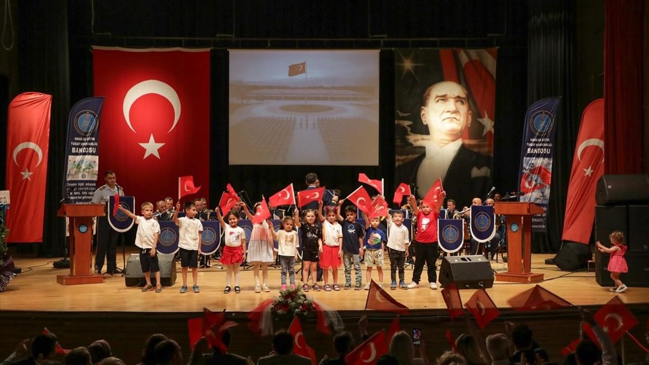 Kütahya'da 'Ordu Millet El Ele' Konseri Yoğun İlgi Gördü