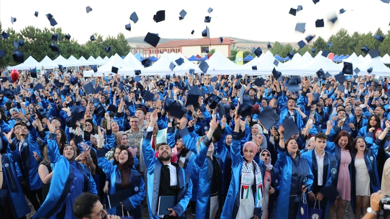 Kütahya Dumlupınar Üniversitesi'nde Mezuniyet Töreni Düzenlendi