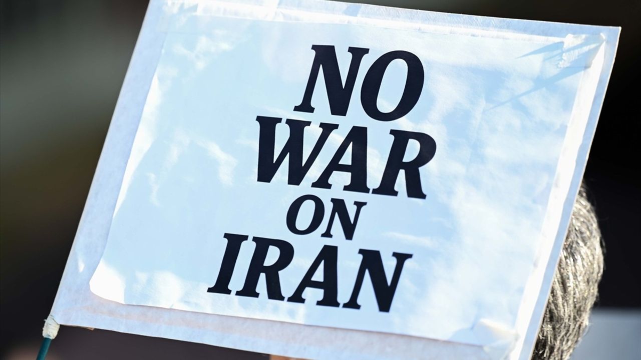 Londra'da ABD ve İsrail'in İran'a Yönelik Saldırıları Protesto Edildi