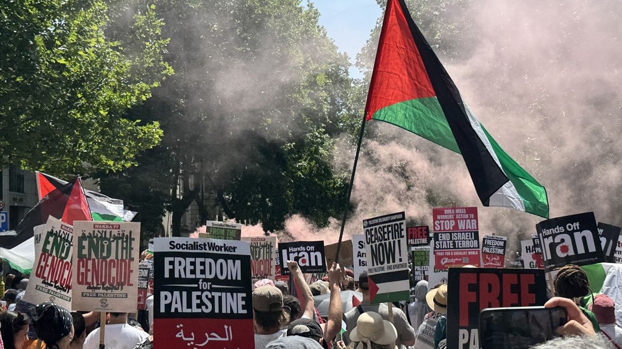 Londra'da On Binlerce Kişi Filistin'e Destek İçin Yürüdü