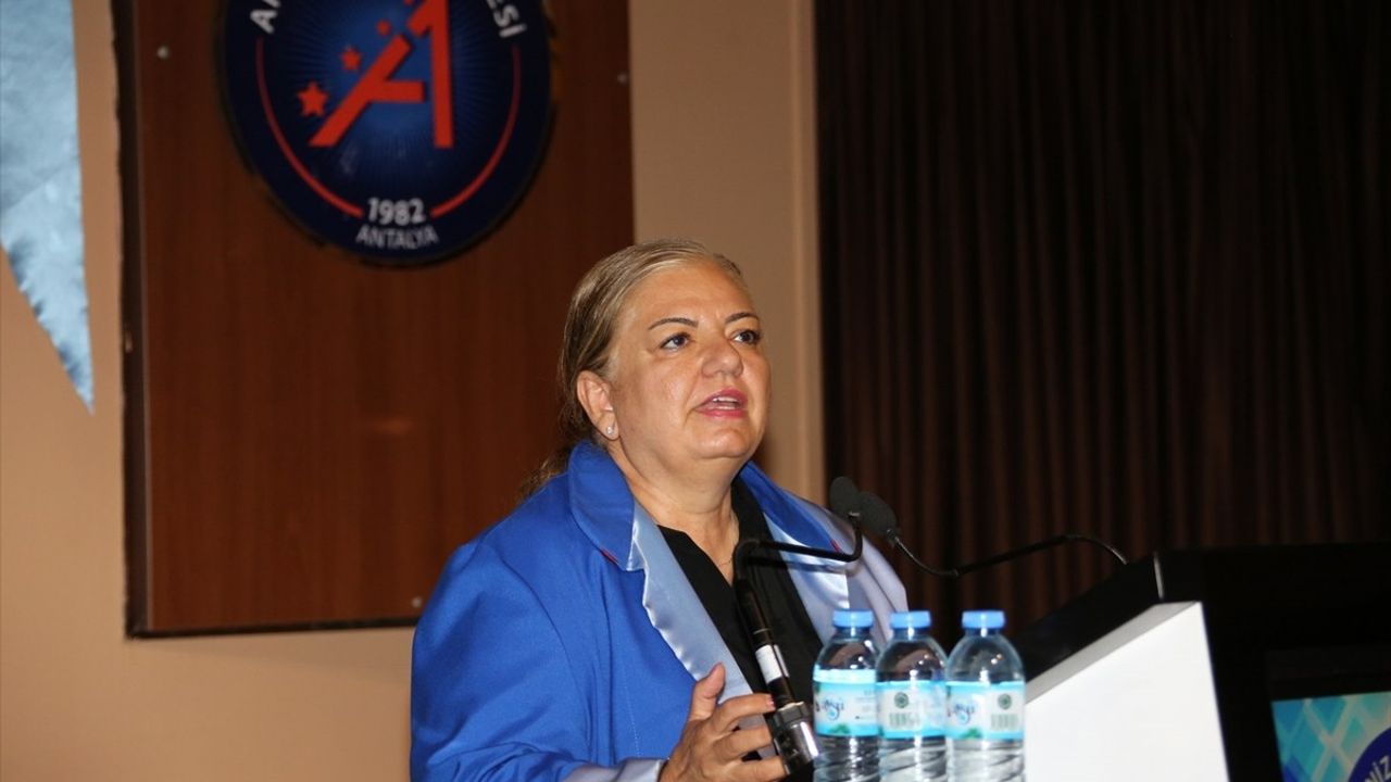 Lösemi ile Mücadele Eden Cansu Solak, Akdeniz Üniversitesi'nde Fakülte Birincisi Oldu