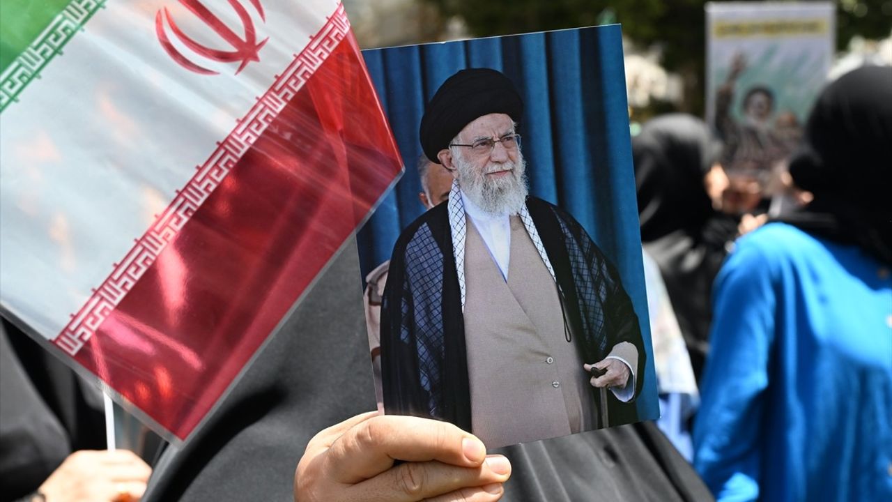 Lübnan'da Hizbullah Destekçileri İran'a Destek Gösterisi Düzenledi