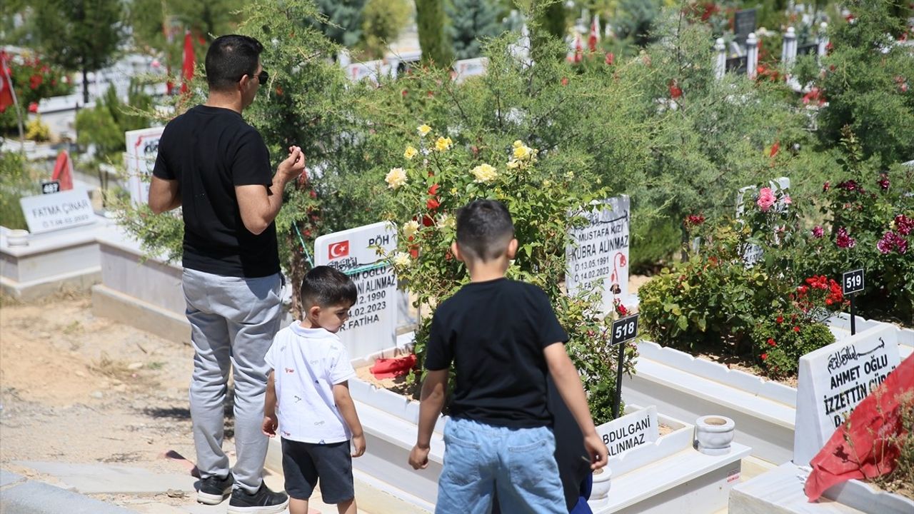 Malatya'da Depremzedeler Kurban Bayramı'nda Mezarlıkları Ziyaret Etti
