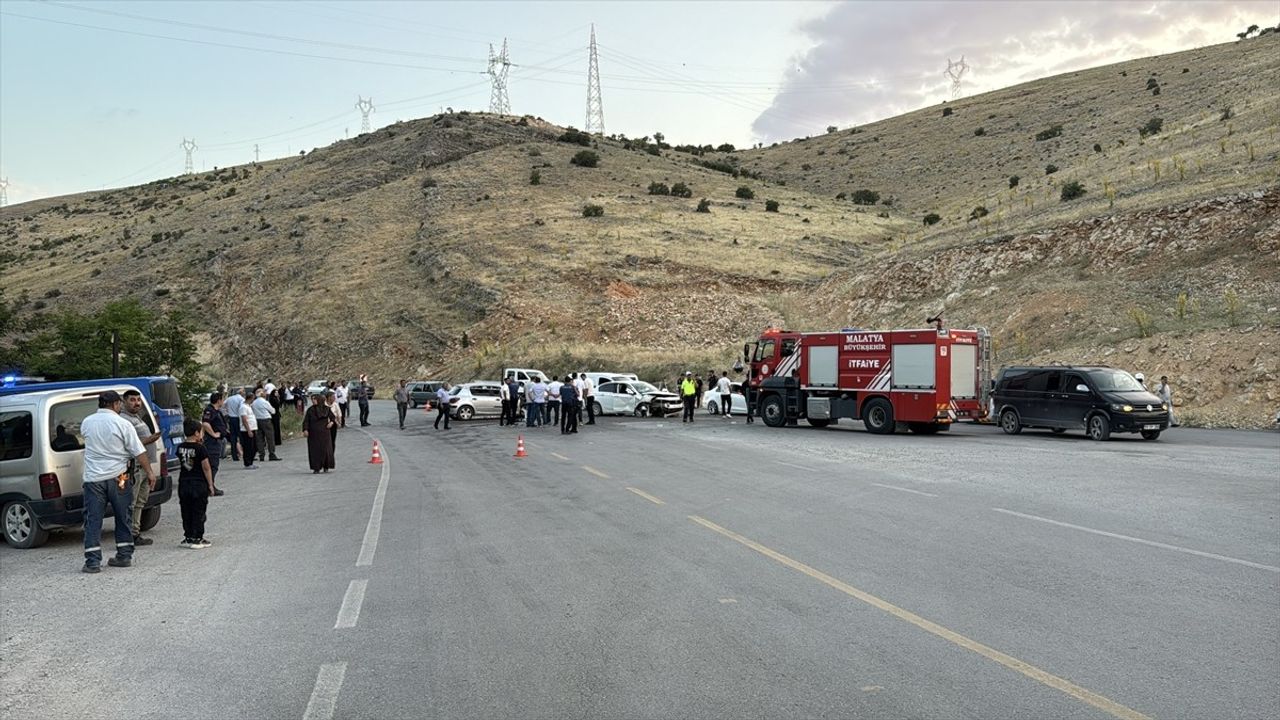 Malatya'da İki Otomobil Çarpıştı: 11 Yaralı