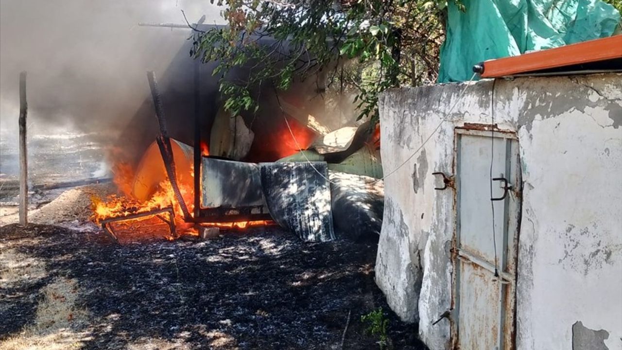 Malatya'da Otluk Alanda Çıkan Yangın, Buğday Tarlasına Sıçradı
