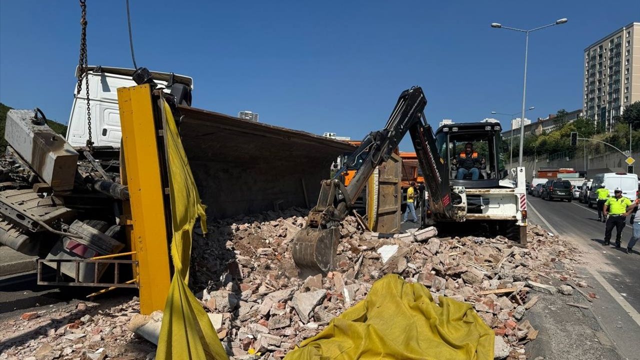 Maltepe'de Hafriyat Kamyonunun Damperi Devrildi, Yol Trafiğe Kapandı