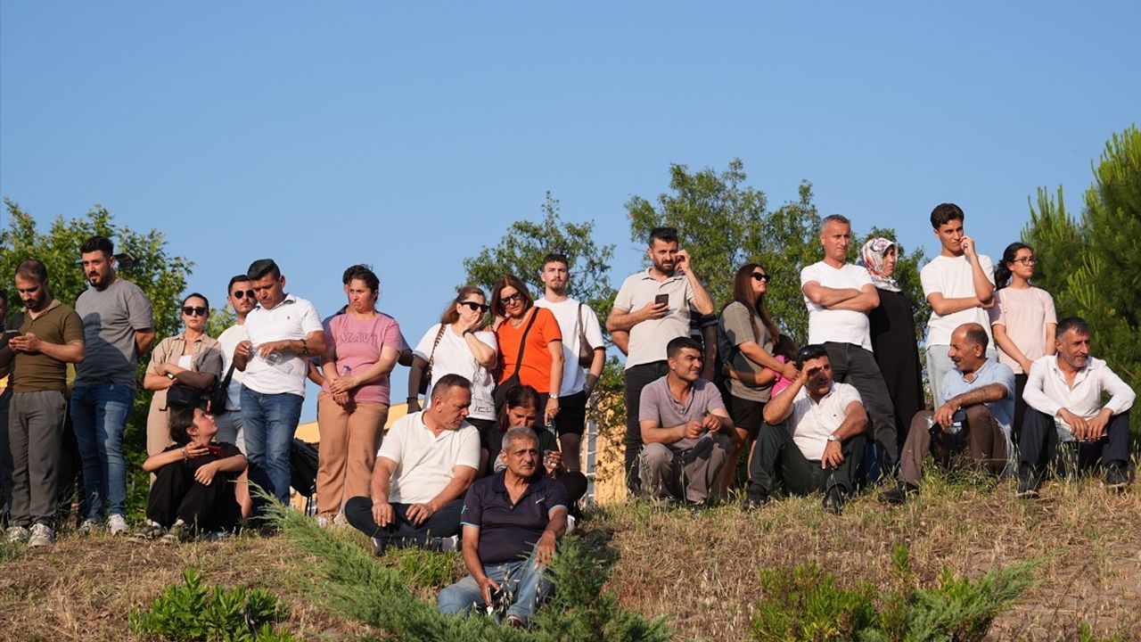 Manisa Büyükşehir Belediye Başkanı Ferdi Zeyrek'in Vefatı Üzerine Hastane Önünde Toplanma