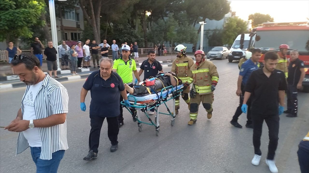 Manisa'da Ağaca Çarpan Otomobilin Sürücüsü Ağır Yaralandı