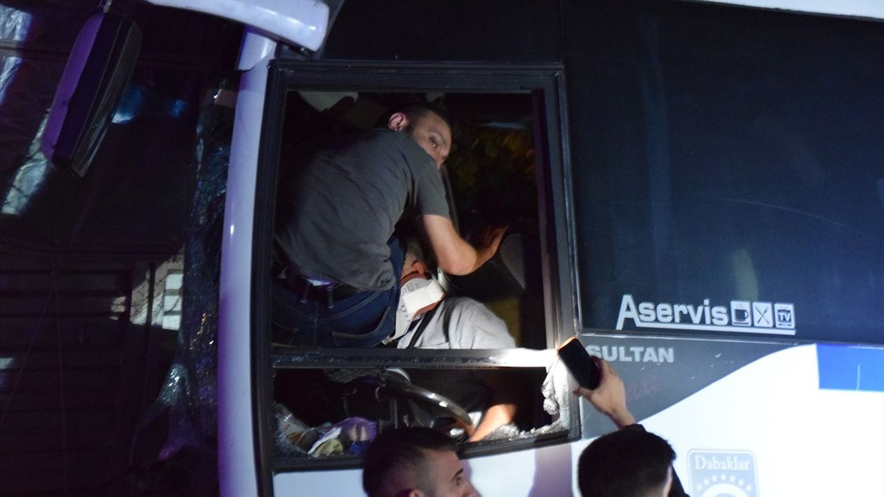 Manisa'da İşçi Servisi Tıra Çarptı: 20 Yaralı