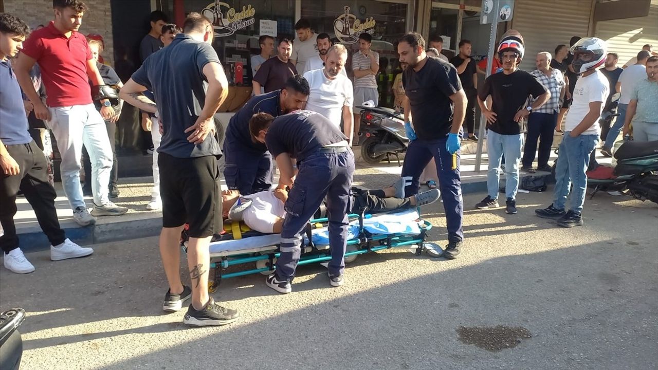 Manisa'da otomobilin motosikletlere çarpması sonucu 4 kişi yaralandı