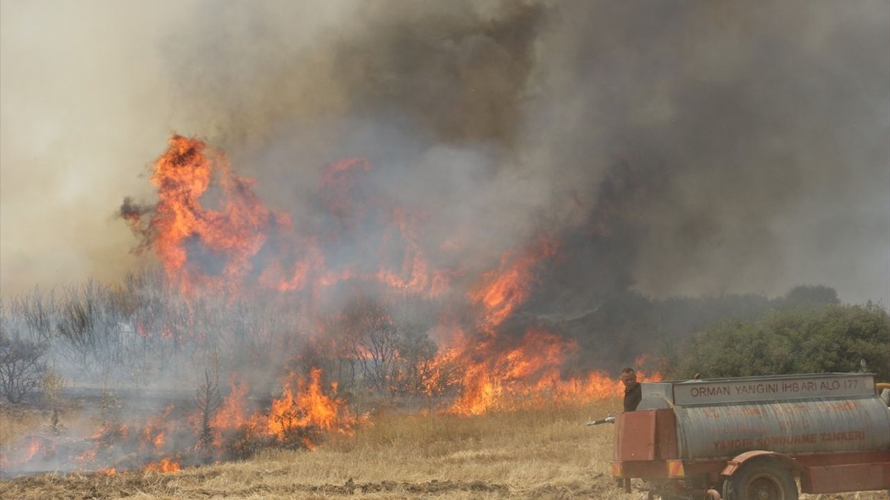 Manisa'nın Kula İlçesinde Makilik Alanda Çıkan Yangın Kontrol Altına Alındı
