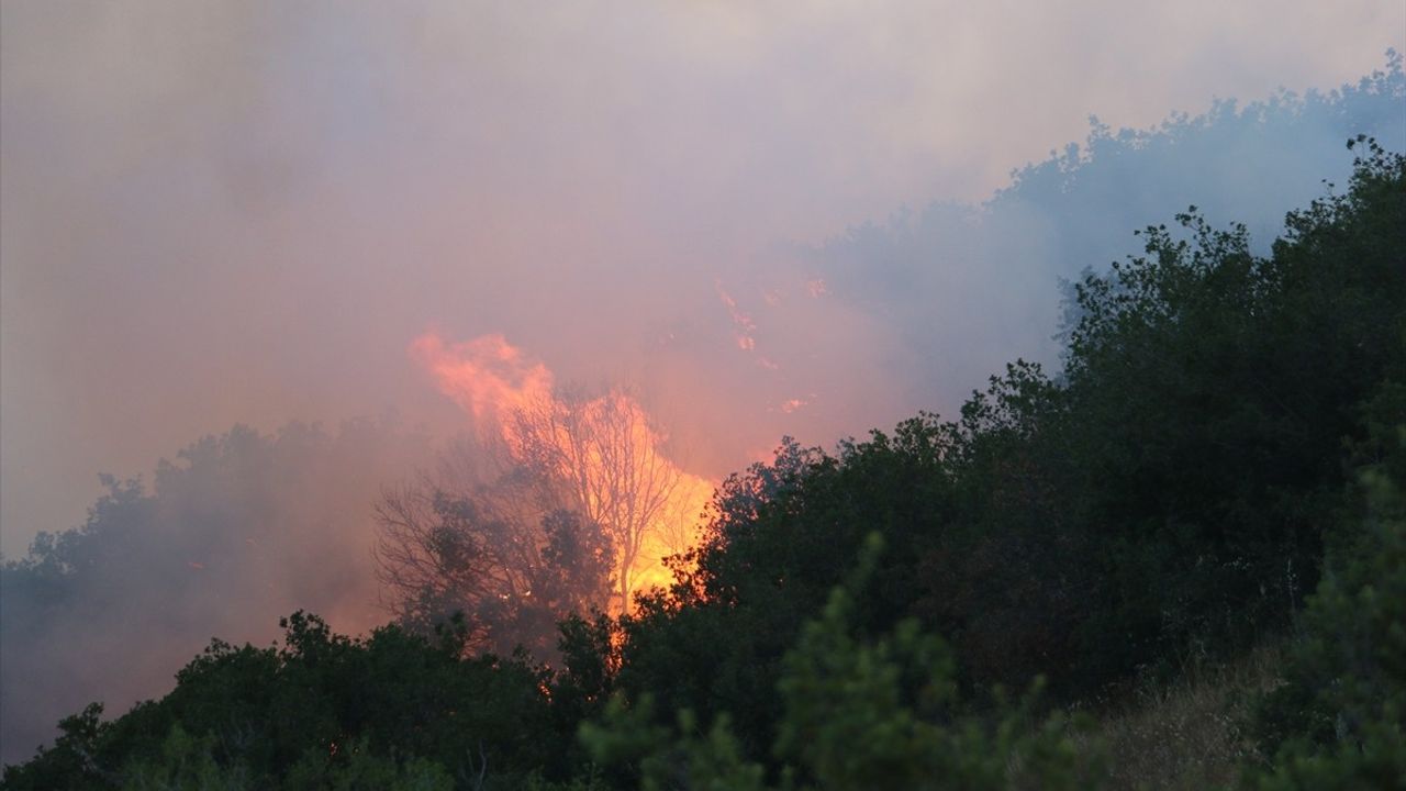 Manisa'nın Kula İlçesinde Yangın Kontrol Altına Alındı
