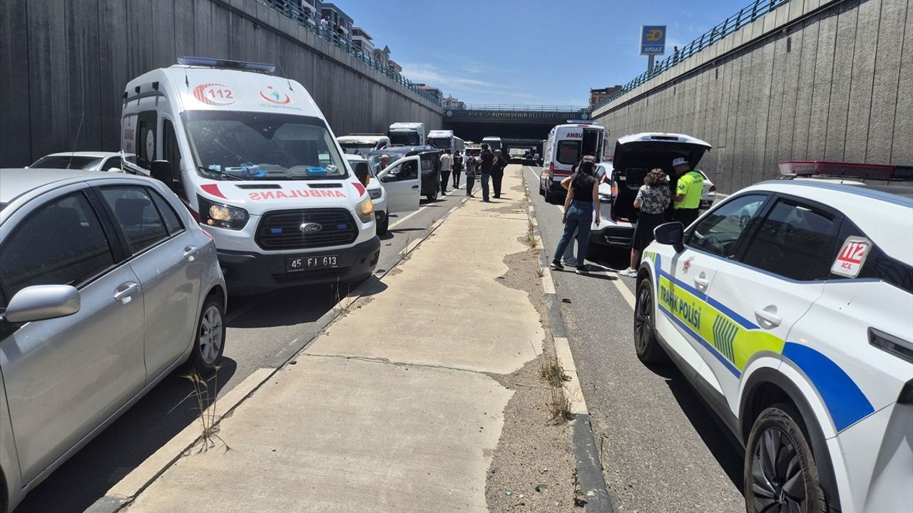 Manisa Turgutlu'da Zincirleme Trafik Kazası: 7 Yaralı