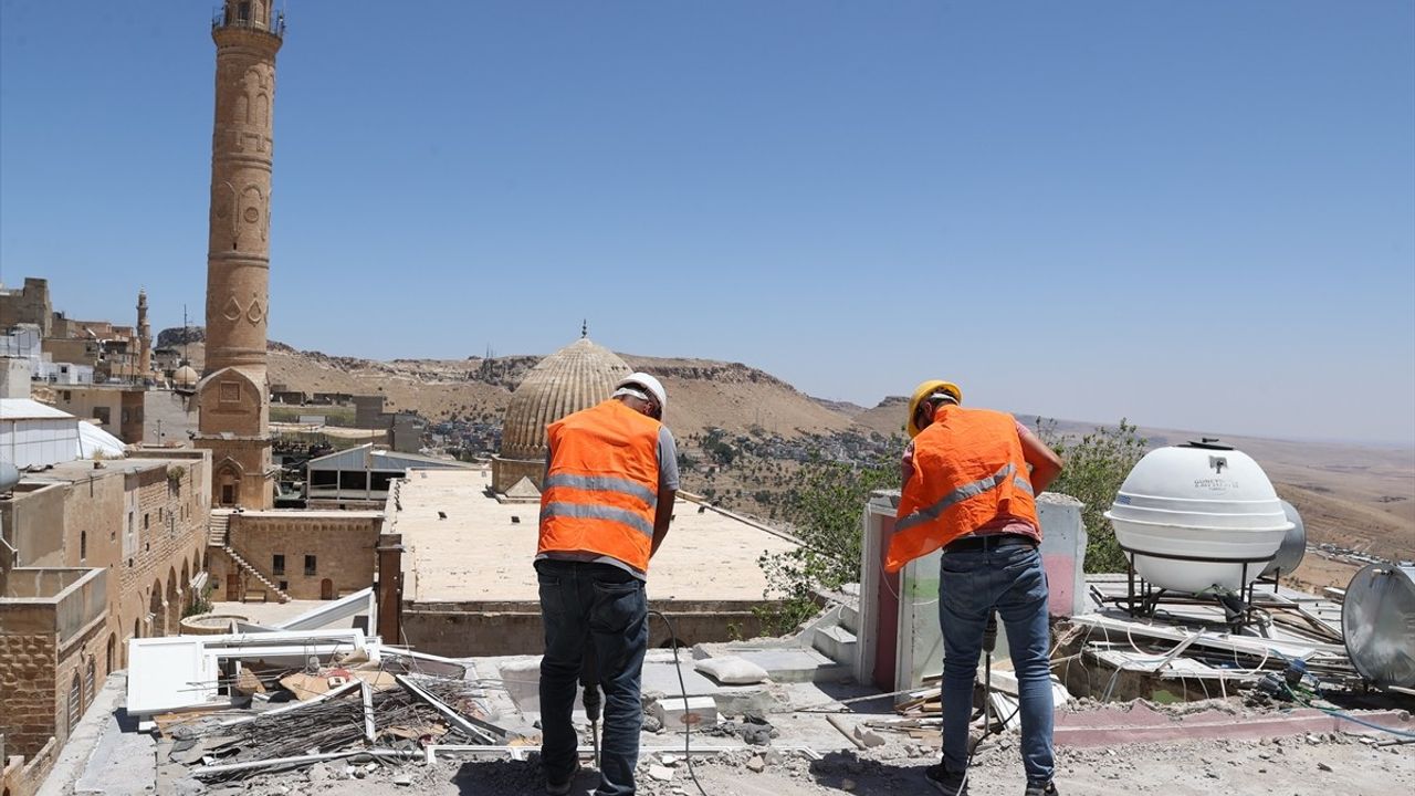 Mardin'de Betonarme Binaların Yıkım Çalışmaları Devam Ediyor