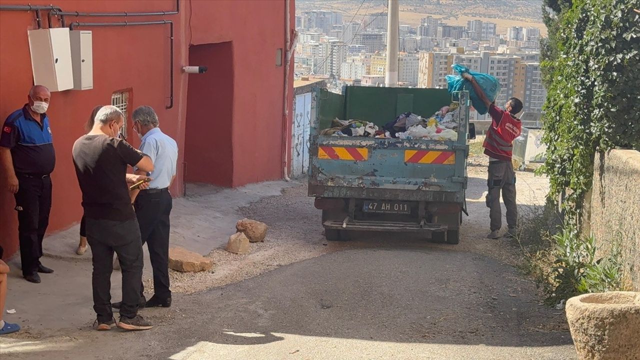 Mardin'de Koku Şikayeti Üzerine Bir Evden 2 Kamyon Çöp Çıkarıldı