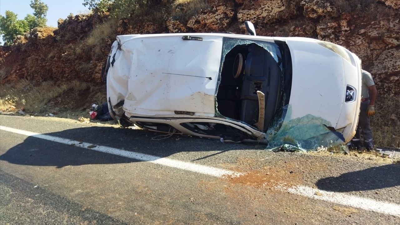Mardin'in Midyat İlçesinde Hafif Ticari Araç Devrildi: 3 Yaralı