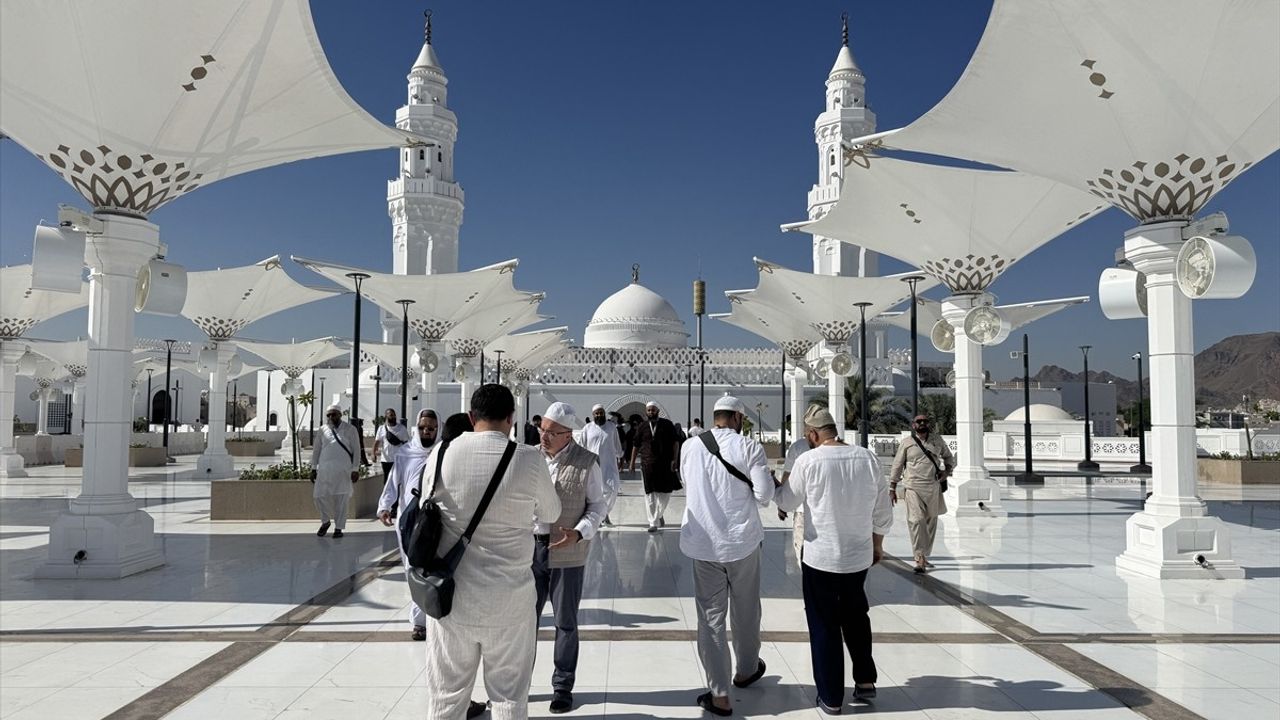 Medine'de Hacıların Duaları Yükseliyor