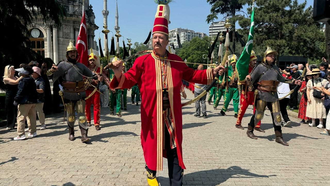 Mehteran Birliği Gösterileri Dolmabahçe Sarayı'nda Başladı