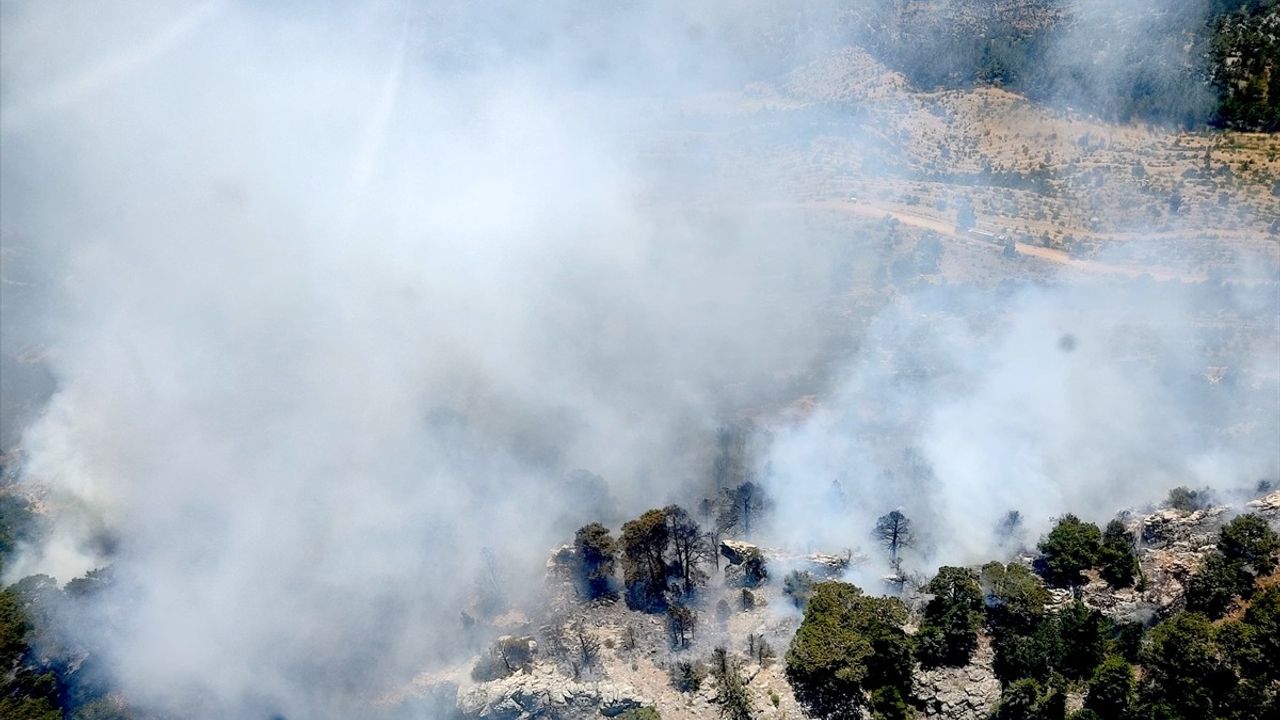 Mersin Bozyazı'da Orman Yangınına Müdahale Ediliyor