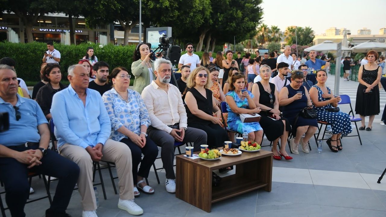 Mersin'de 'Bilim Kafe' Etkinliği Ağız ve Diş Sağlığını Ele Aldı