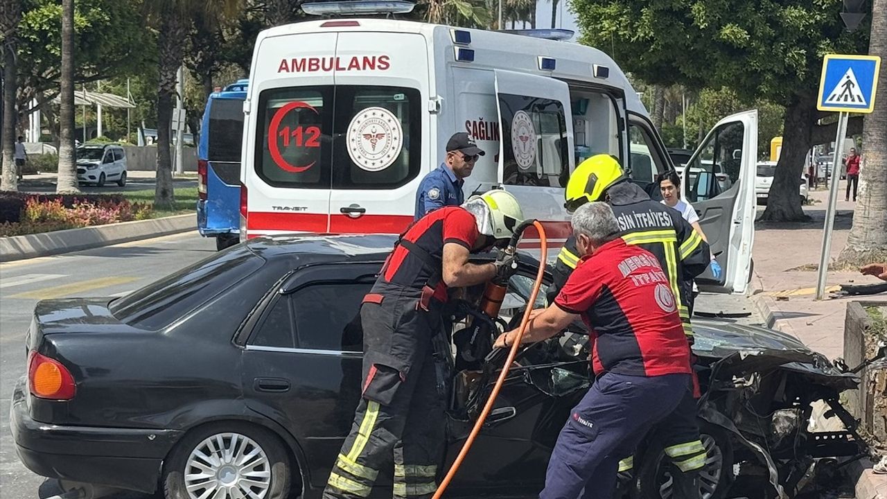 Mersin'de Otomobilin Motosikletlere Çarpması Sonucu 5 Kişi Yaralandı