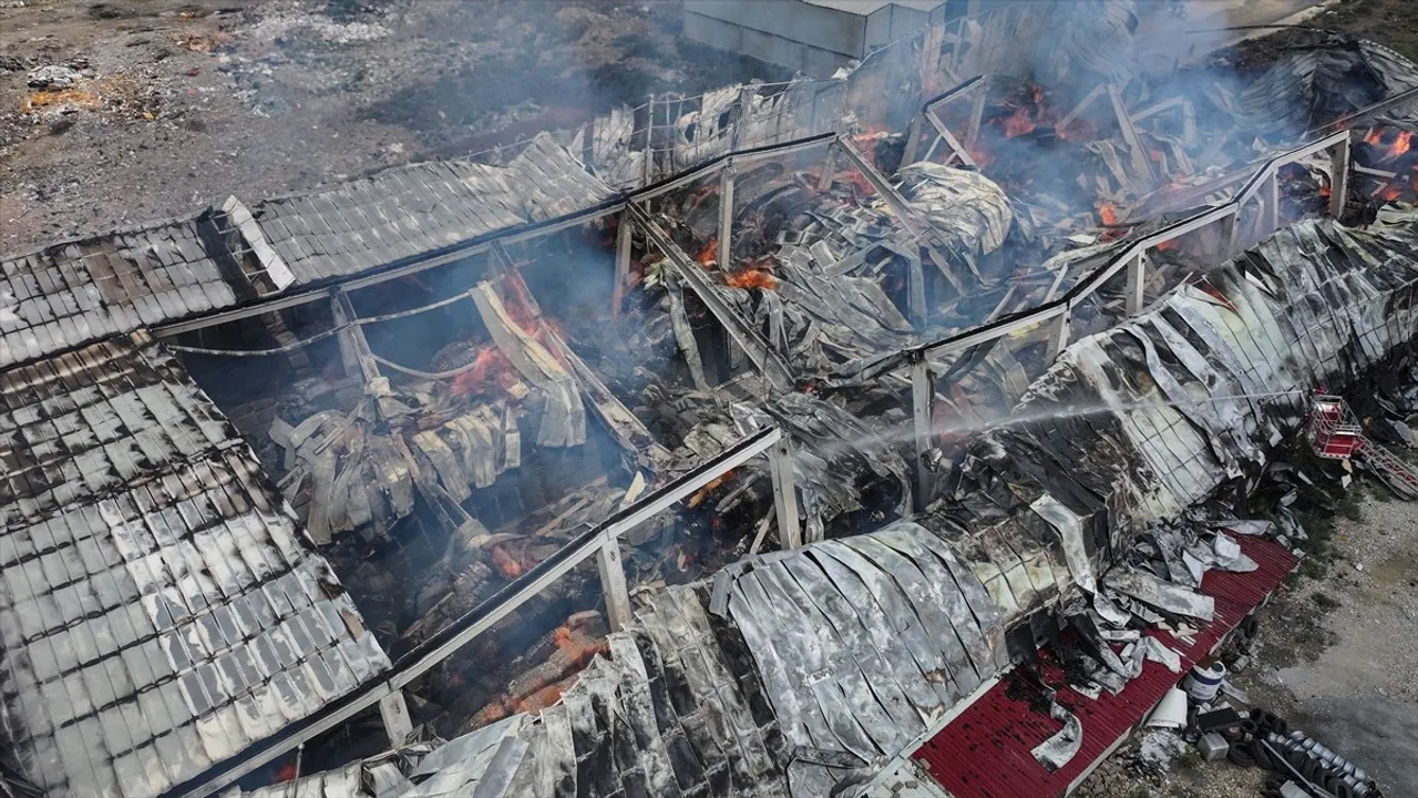 Mersin'de Pamuk Deposunda Çıkan Yangın Kontrol Altına Alındı