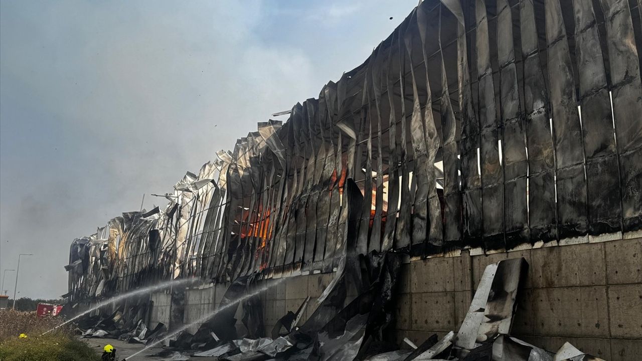 Mersin'de Pamuk Deposunda Yangın Çıktı: Ekipler Müdahale Ediyor