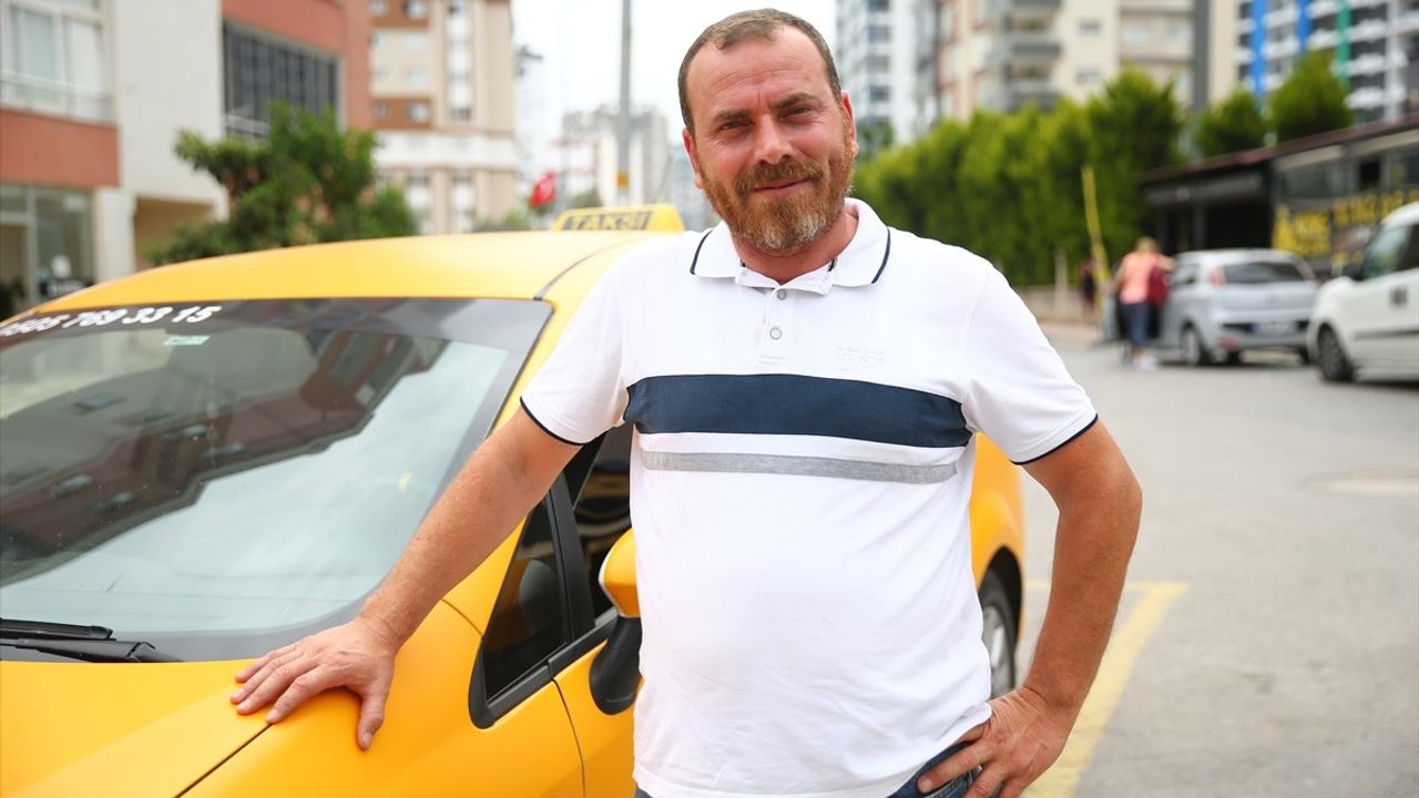 Mersin'de Taksici El Freni Çekilmeyen Aracı Durdurarak Facianın Önüne Geçti