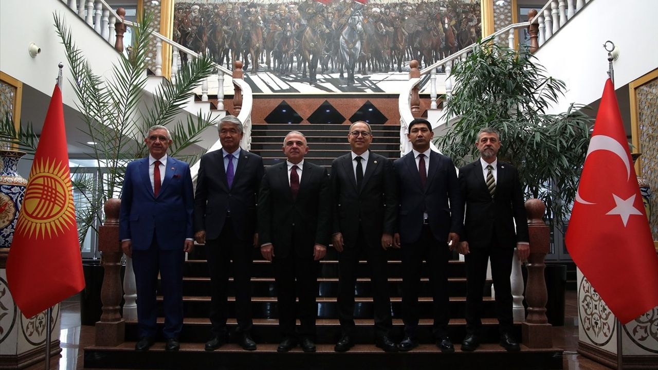 MHP Genel Başkan Yardımcısı Topsakal, Kırgızistan-Türkiye Manas Üniversitesi'ni Ziyaret Etti