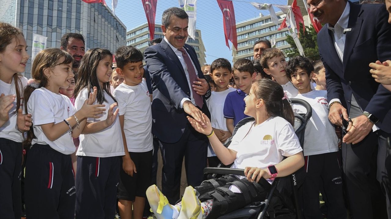 Milli Eğitim Bakanı Tekin, Forma Uygulamasını Yeniden Başlattı