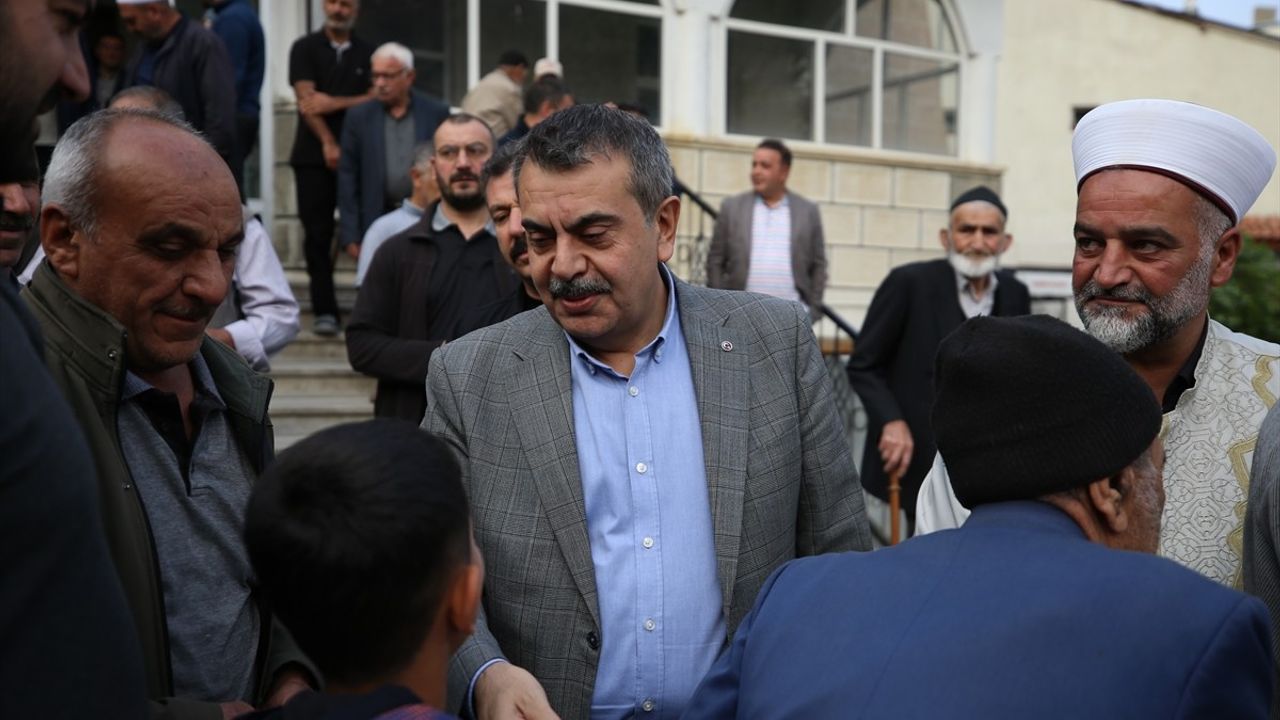 Milli Eğitim Bakanı Yusuf Tekin Bayram Namazını Erzurum'da Kıldı