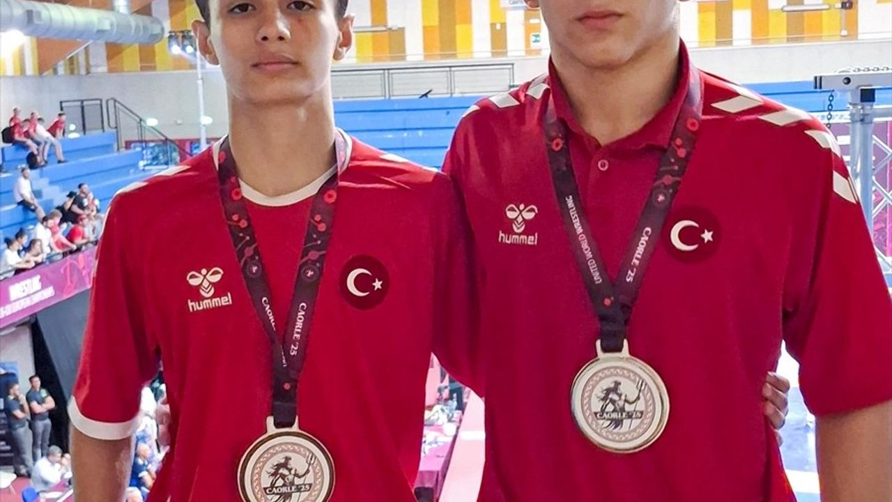 Milli Güreşçiler 15 Yaş Altı Avrupa Şampiyonası'nda İki Madalya Kazandı