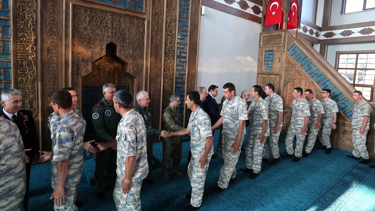 Milli Savunma Bakanı Yaşar Güler, Kütahya'da Mehmetçikle Bayramlaştı