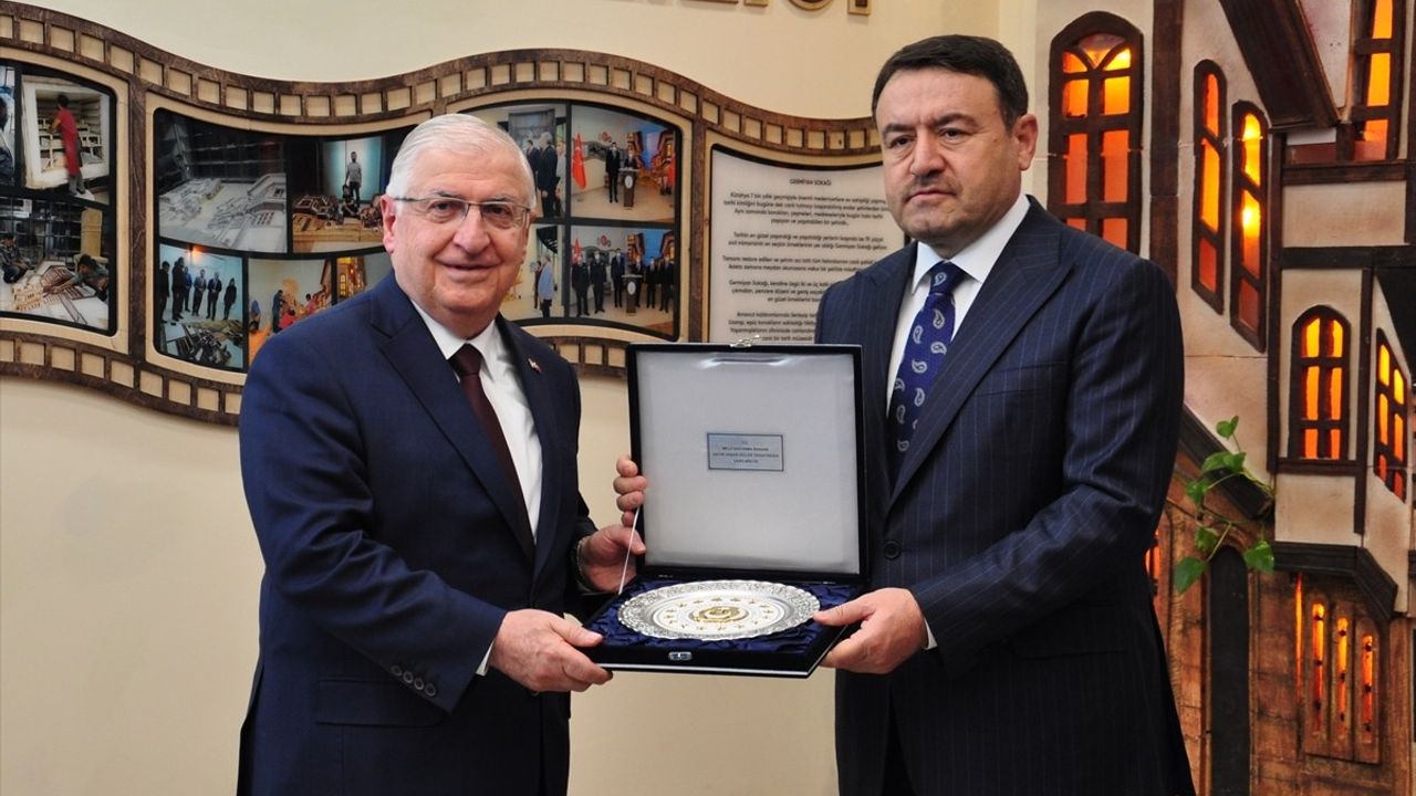 Milli Savunma Bakanı Yaşar Güler Kütahya Valiliğini Ziyaret Etti