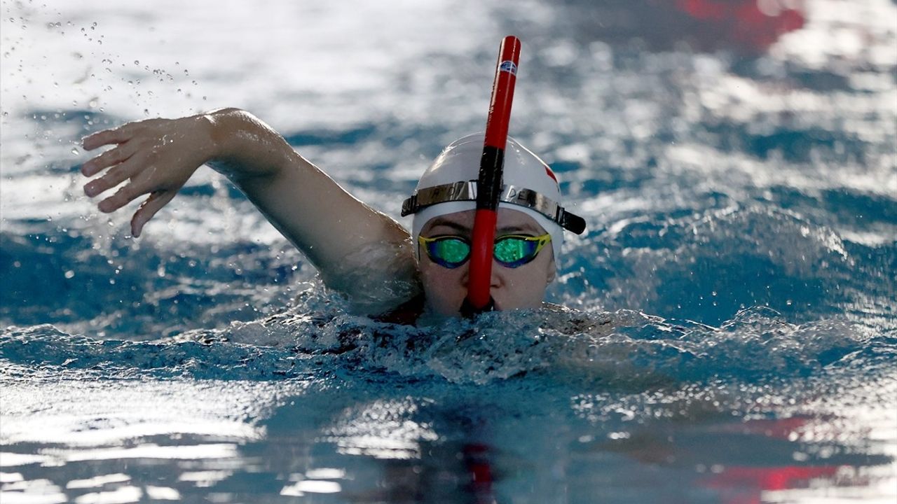 Milli Yüzücü Derin Çelikkanat, Dünya Gençler Şampiyonası İçin Hazırlanıyor