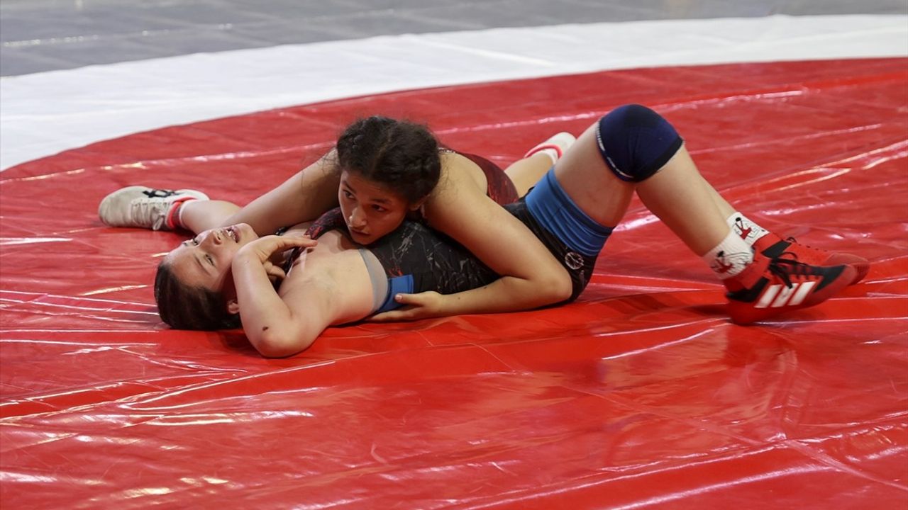 Minikler Türkiye Güreş Şampiyonası Sivas'ta Başladı