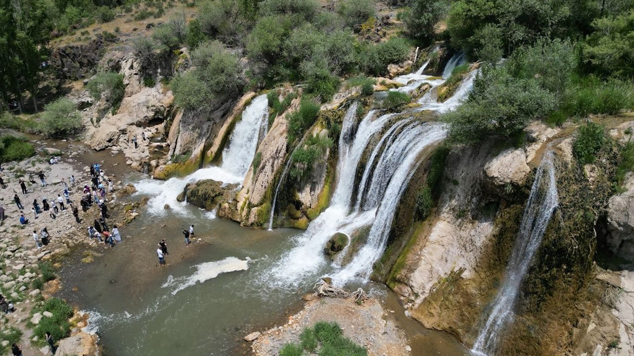 Muradiye Şelalesi'nde Kurban Bayramı Yoğunluğu