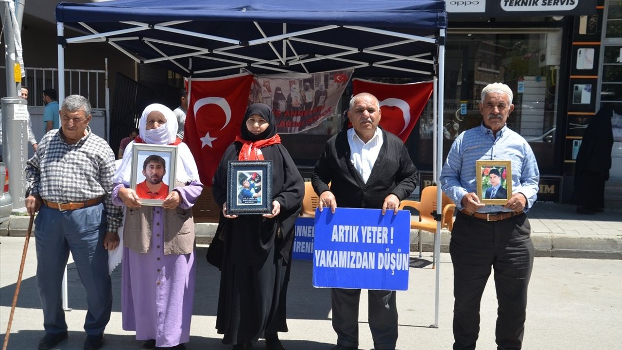Muş'ta Aileler, PKK Tarafından Kaçırılan Çocukları İçin Eylemlerini Sürdürüyor