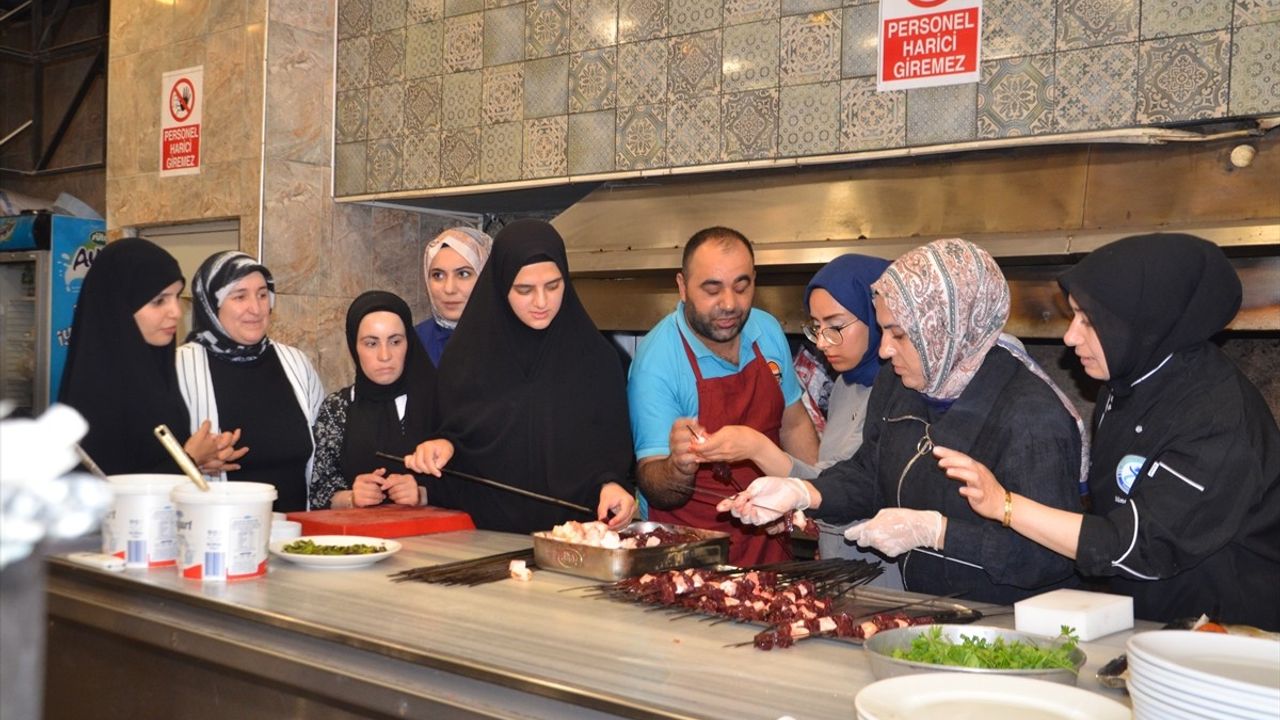 Muş'ta Aşçılık Kursuna Katılan Kadınlar Kebap Pişirip Döner Kesti