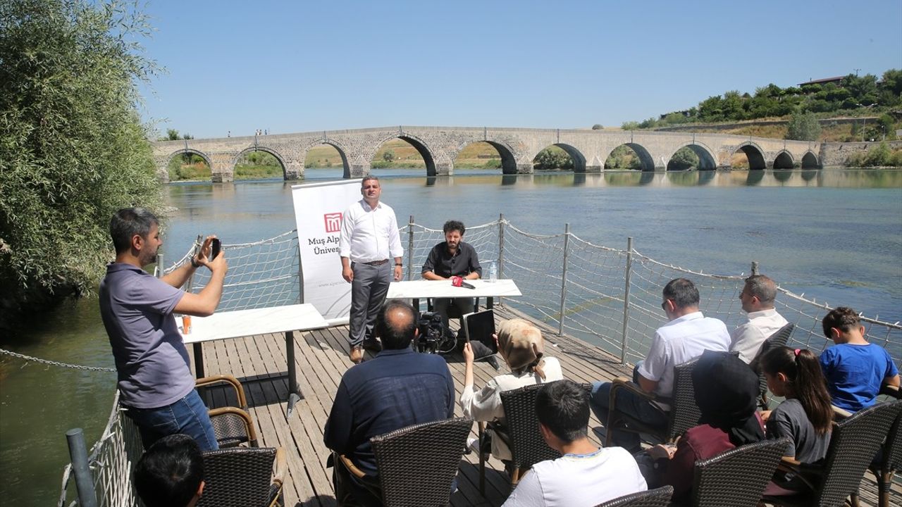Muş'ta 'Bilim Kafe' Etkinliği: Malazgirt Zaferi ve Kazı Çalışmaları Anlatıldı