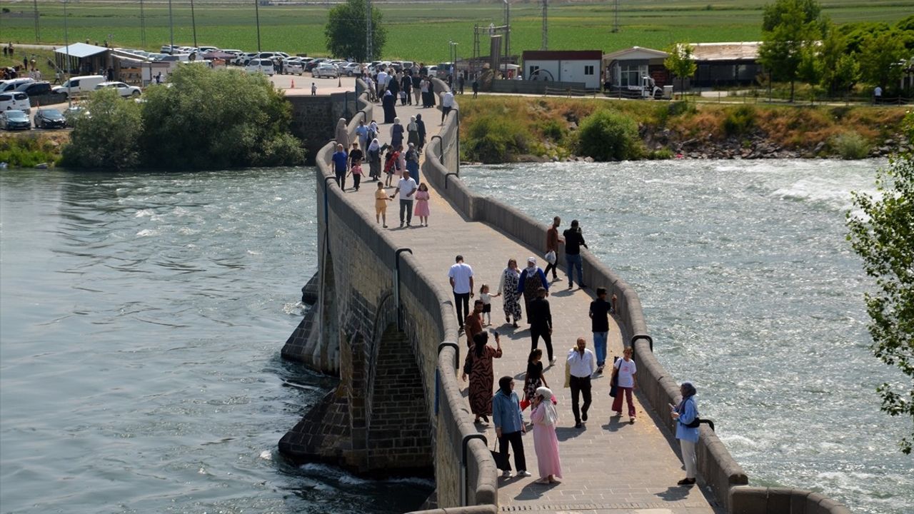 Muş'taki Tarihi Murat Köprüsü'nde Kurban Bayramı Yoğunluğu