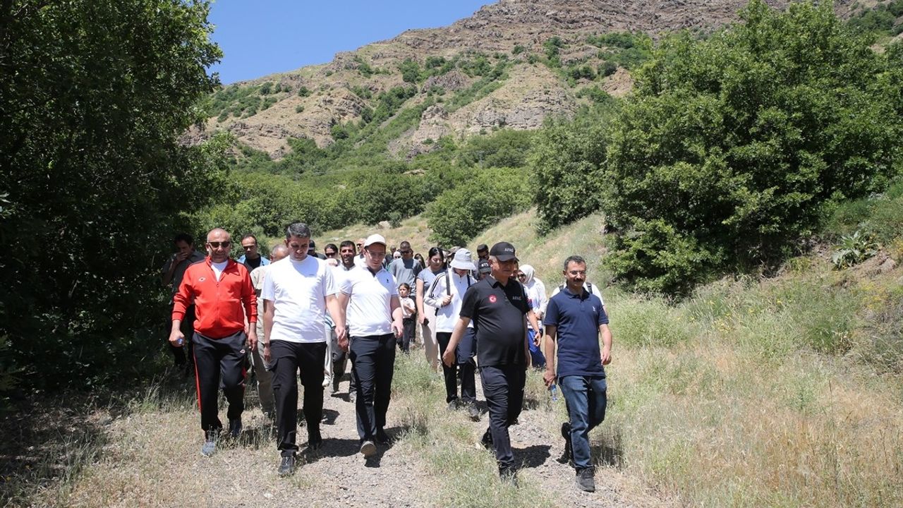 Muş Valisi Çakır, Doğa Yürüyüşü ile Hareketli Yaşamı Teşvik Ediyor