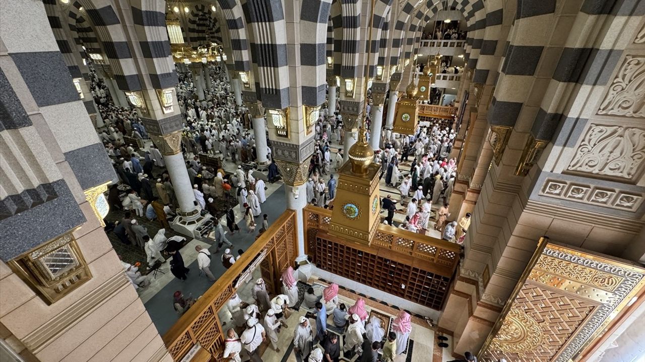 Müslümanlar Cuma Namazını Mescid-i Nebevi'de Kıldı