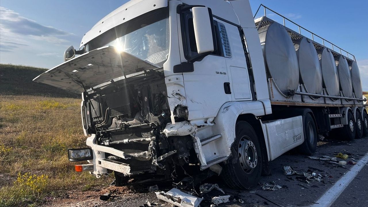 Nevşehir'de Tır ve Otomobil Çarpışması: 2 Kişi Hayatını Kaybetti