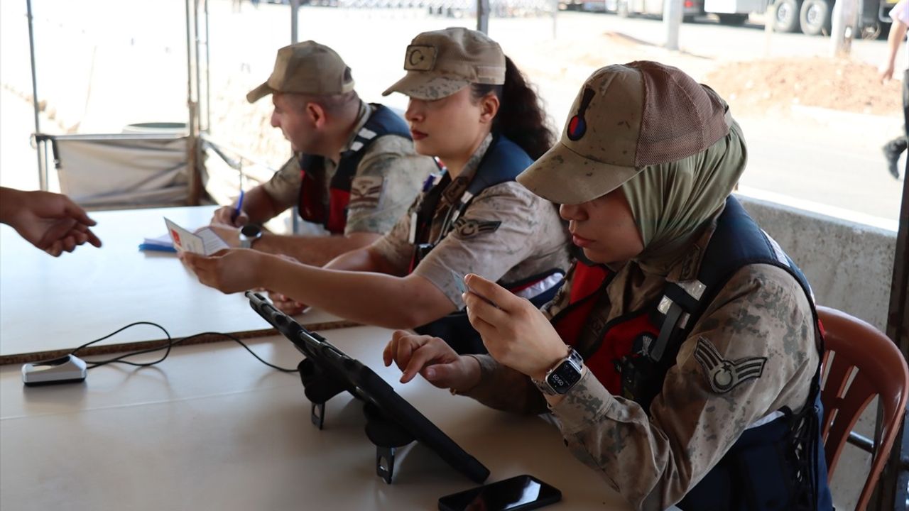 Okulların Kapanmasıyla Türkiye'deki Suriyelilerin Ülkelerine Dönüşleri Artıyor