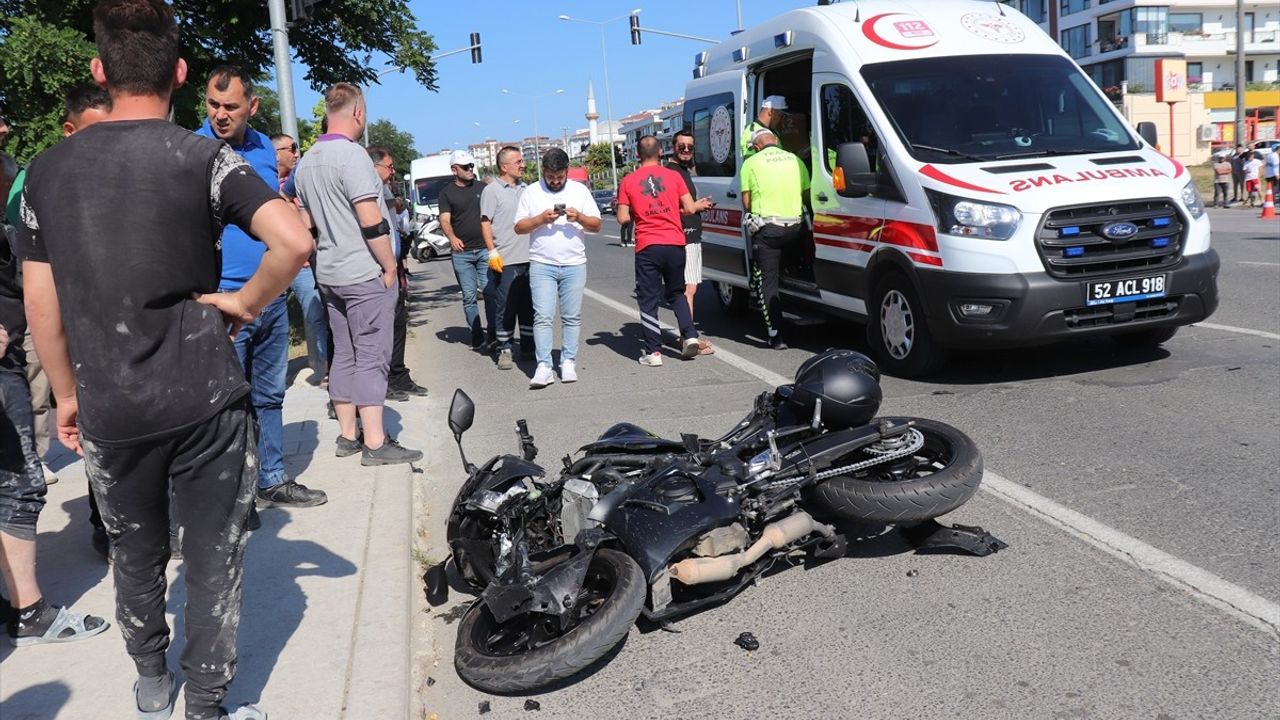 Ordu'da Motosiklet ve Otomobil Çarpıştı: 2 Yaralı