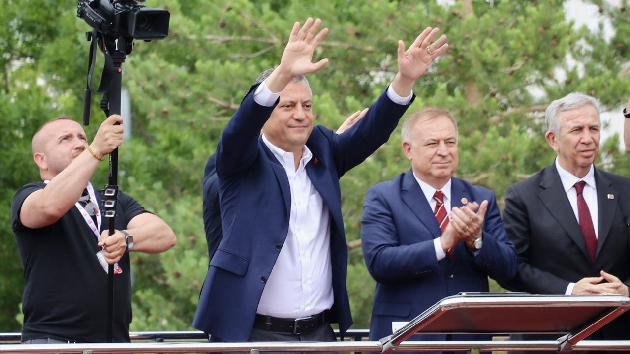 Özgür Özel Bayburt'ta İktidar Eleştirisi ve Filistin Vurgusu Yaptı