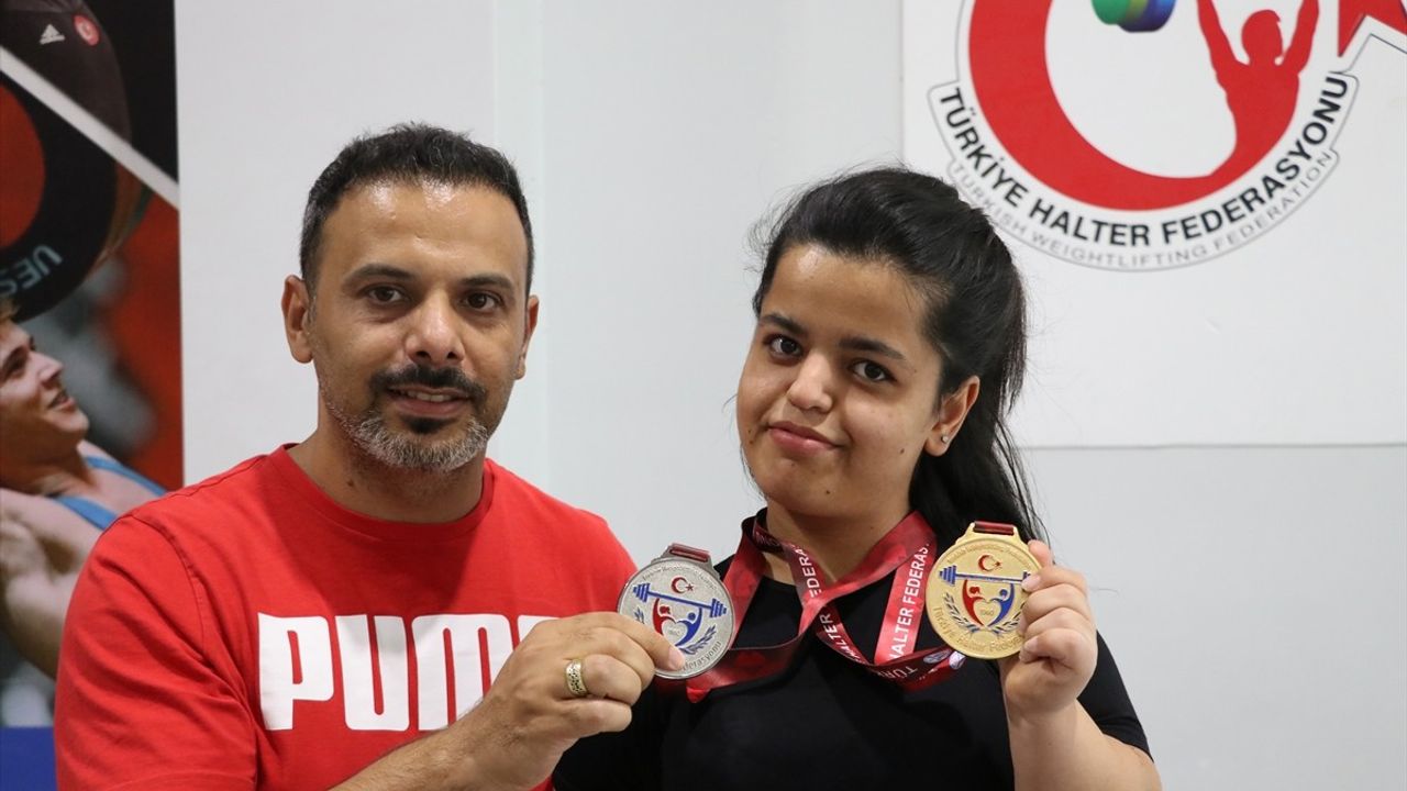 Paralimpik Sporcu Esra Nisa Özkılsız, Yüzme Başarısını Haltere Taşıyor