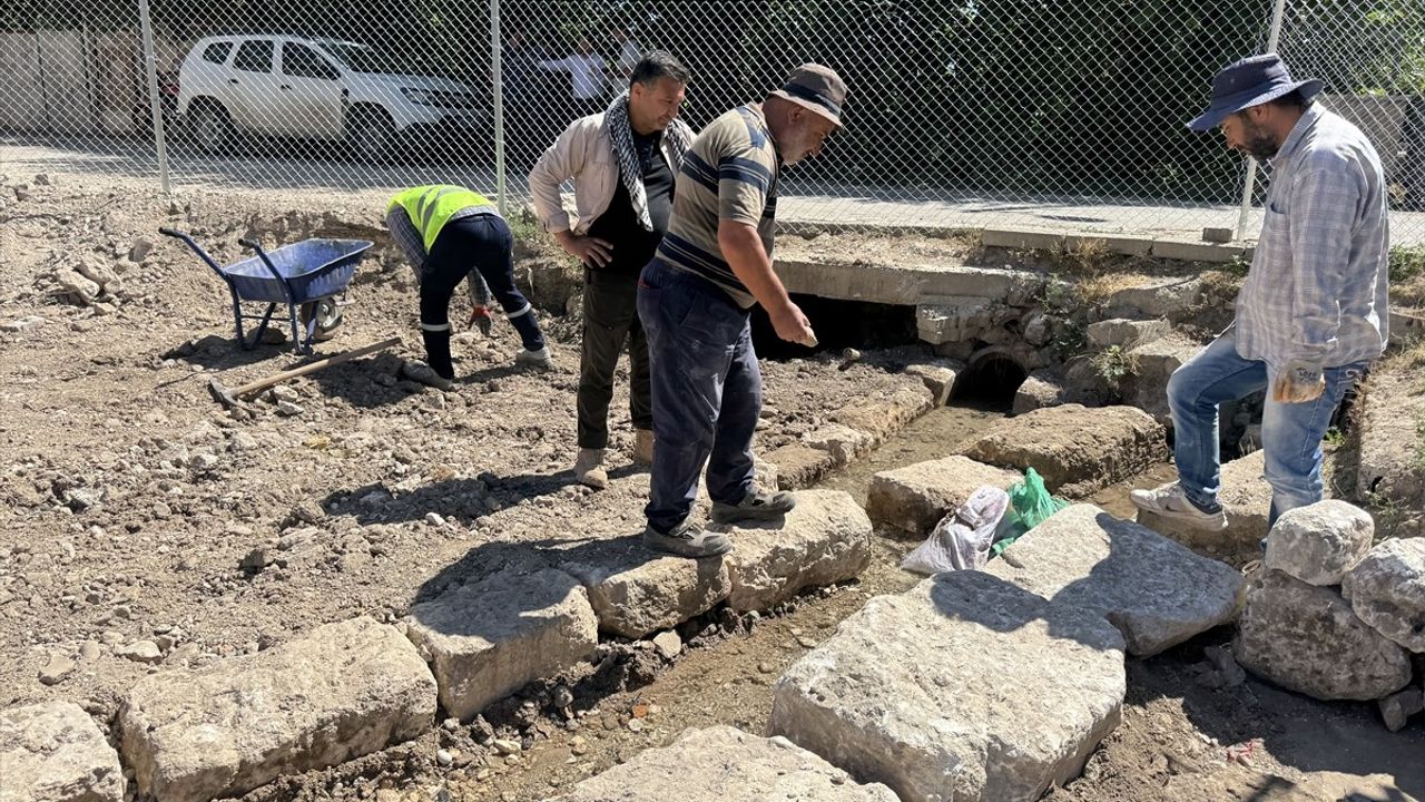 Perre Antik Kenti'ndeki Roma Çeşmesi, Orijinal Yapısına Kavuşmaya Başladı